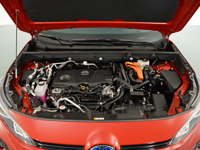 廣汽豐田  高性能版 2.5L 發動機艙