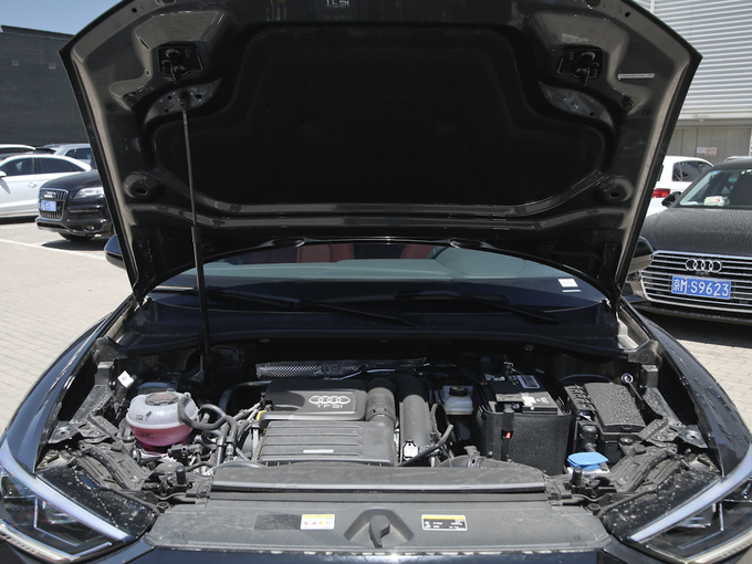 一汽奥迪  35 TFSI 进享人生版 发动机舱