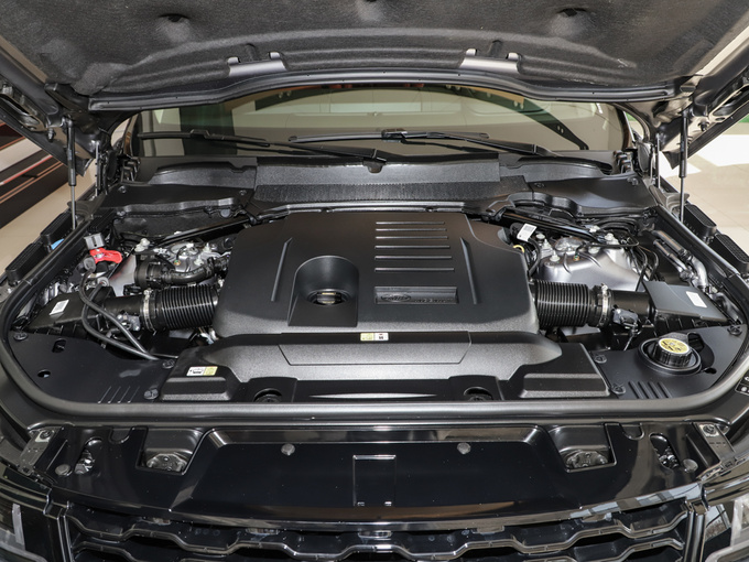 路虎  3.0 L6 发动机舱