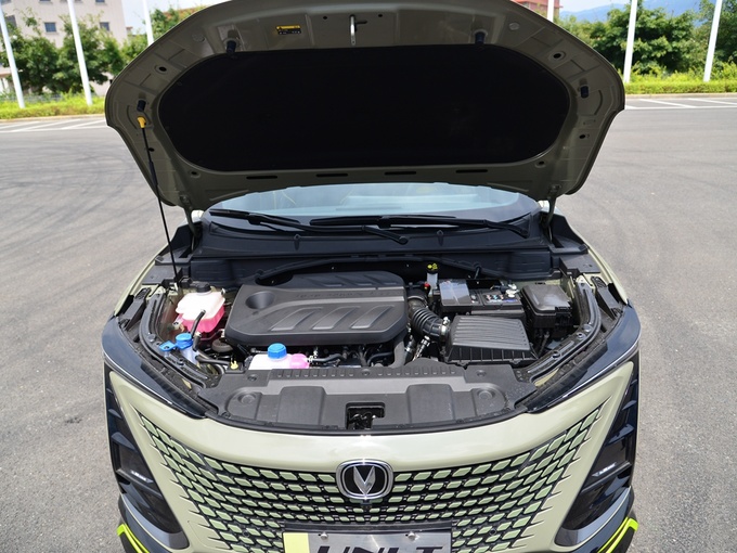 长安UNI  1.5T 运动版 发动机舱