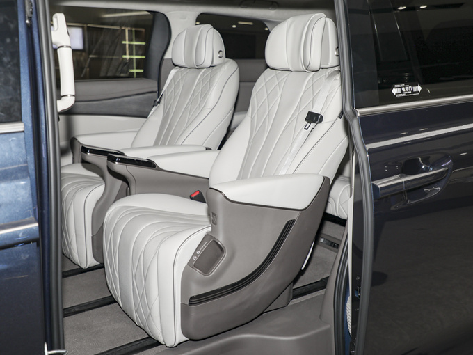 腾势汽车  DM-i 970 第二排座椅