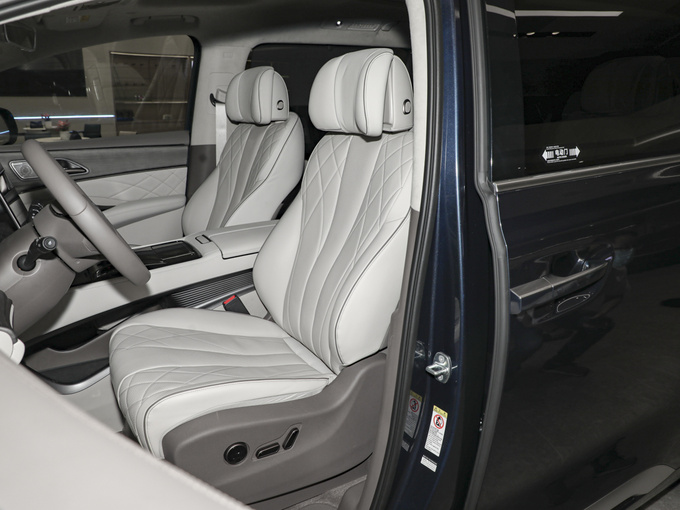 腾势汽车  DM-i 970 前排座椅