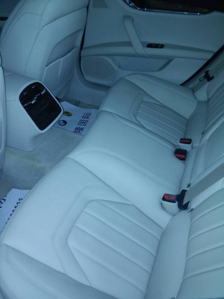 s跑车自动挡的车厢设计不算很大胆,方正的中控台上各种功能高清图片