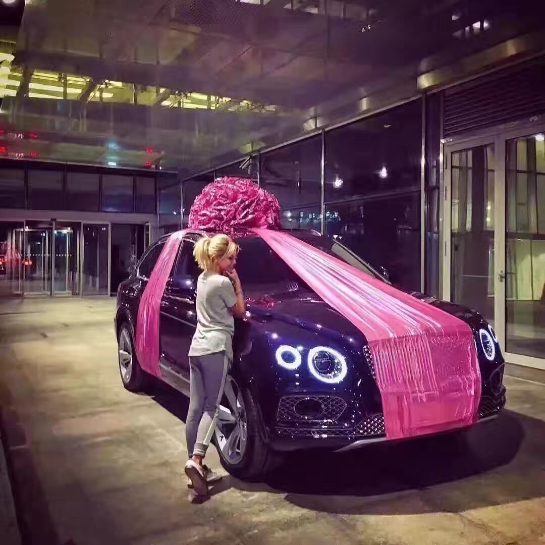 全球最豪华suv宾利添越首撞竟是女司机