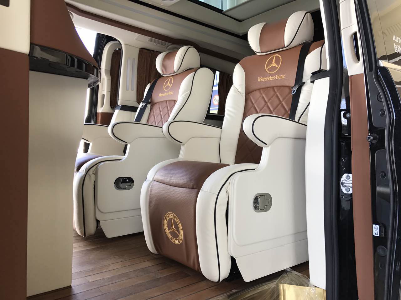 奔驰V260L尊贵加长版改装迈巴赫版热销