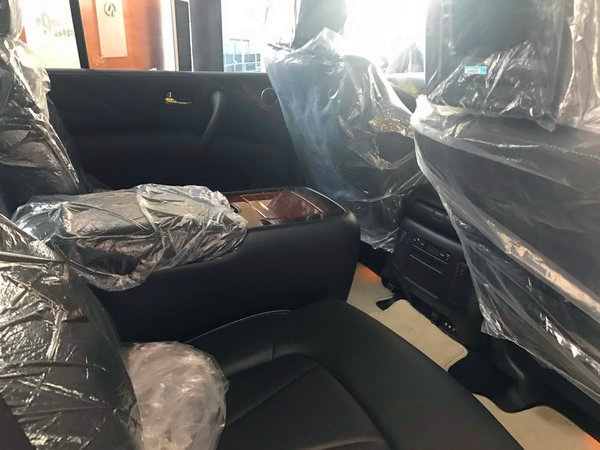 英菲尼迪QX80全新的配置黑白现车颜色全