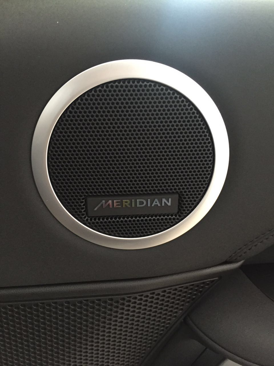 meridian™是全球高品质音响领导品牌,该系统采用10个扬声器和1