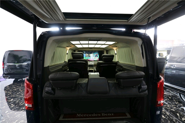 奔驰V250销售电话：13389982878刘经理