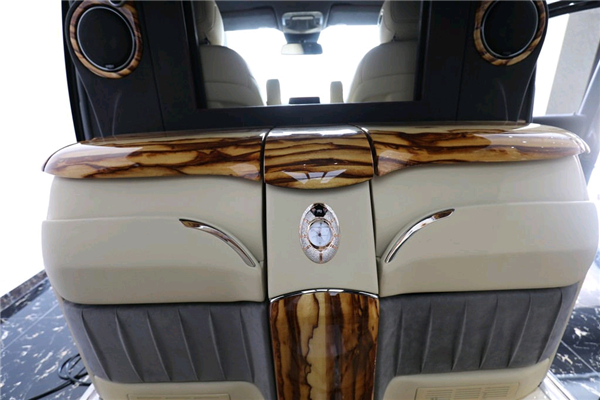 奔驰V250销售电话：13389982878刘经理