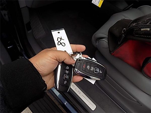 林肯领航员销售电话:13389982878刘经理 0f96aa079739c9f3.jpg