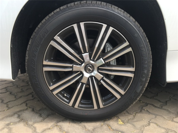 雷克萨斯LX570销售电话：13389982878刘经理