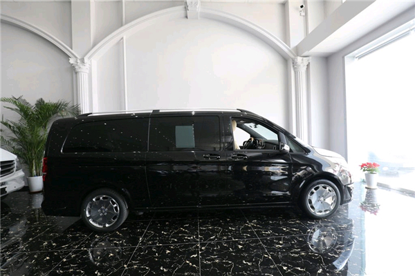 奔驰V250销售电话：13389982878刘经理