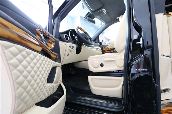 奔驰V250销售电话：13389982878刘经理