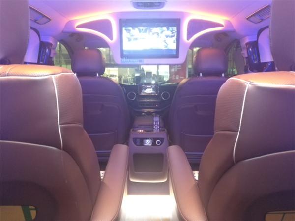 奔驰V250销售电话：13389982878刘经理