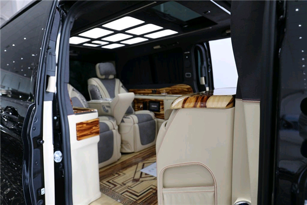 奔驰V250销售电话：13389982878刘经理