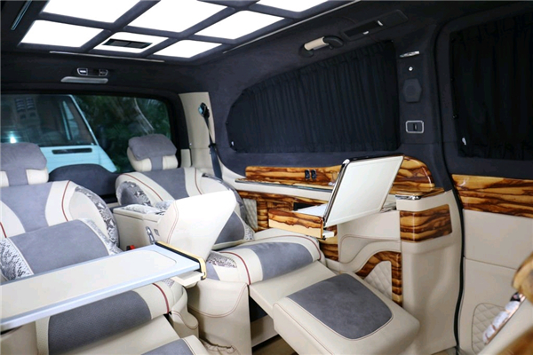 奔驰V250销售电话：13389982878刘经理