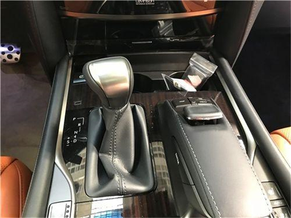 雷克萨斯LX570 7×24H销售热线：133-8998-2878刘经理（同微信）