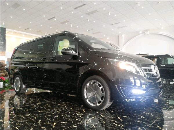 奔驰V250销售电话：13389982878刘经理