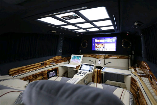 奔驰V250销售电话：13389982878刘经理