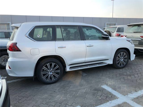 雷克萨斯LX570销售电话：13389982878刘经理