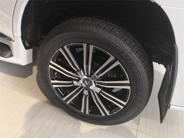 雷克萨斯LX570销售电话：13389982878刘经理