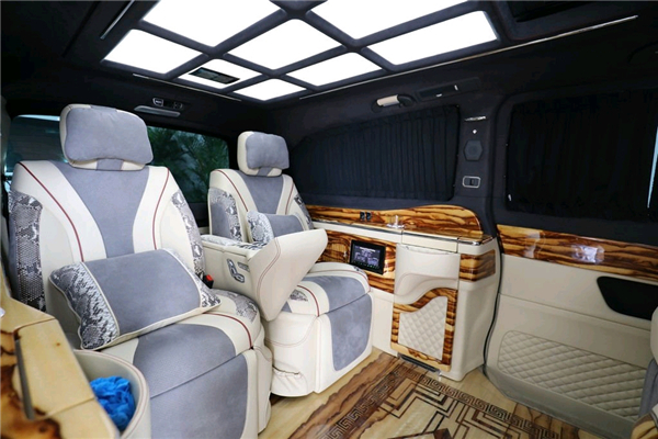 奔驰V250销售电话：13389982878刘经理