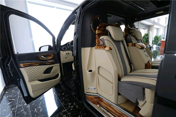 奔驰V250销售电话：13389982878刘经理