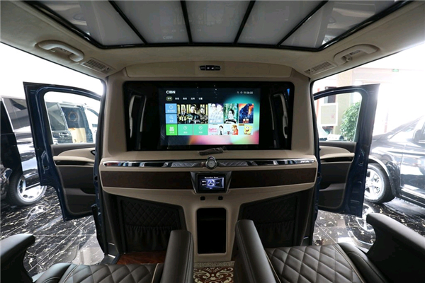 奔驰V250销售电话：13389982878刘经理