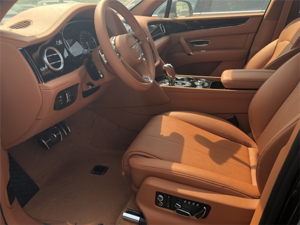 宾利添越柴油版销售电话：13389982878刘经理