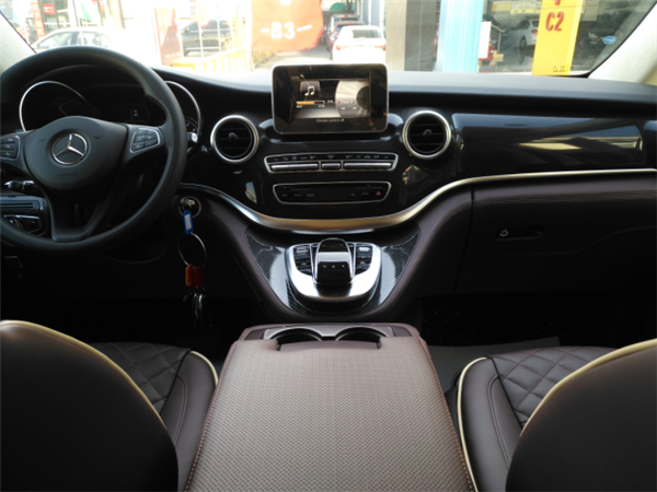 奔驰V250销售电话：13389982878刘经理