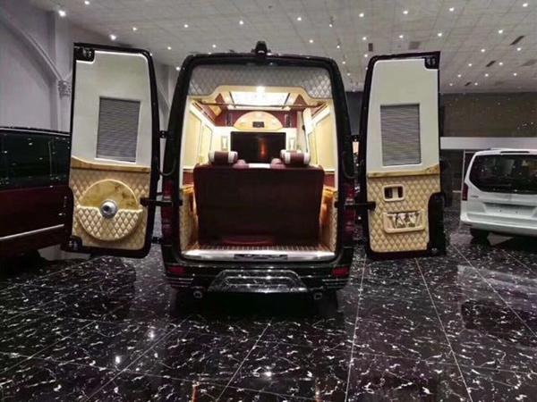 宾利斯宾特房车销售电话：13389982878刘经理