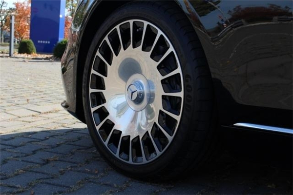 迈巴赫S560销售电话：13389982878刘经理