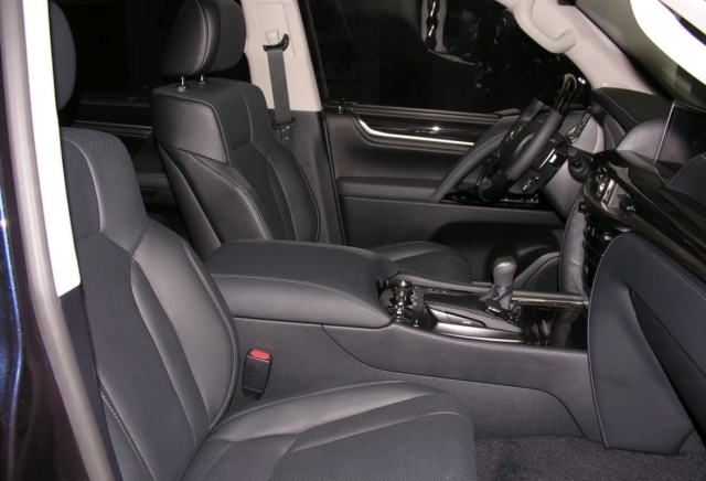 雷克萨斯LX450D销售电话：13389982878刘经理