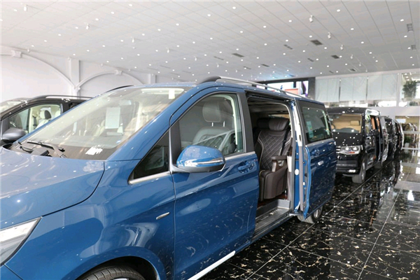 奔驰V250销售电话：13389982878刘经理