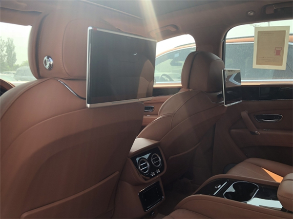 宾利添越柴油版销售电话：13389982878刘经理