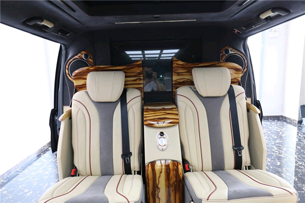 奔驰V250销售电话：13389982878刘经理