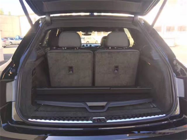 宾利添越七座销售电话：13389982878刘经理