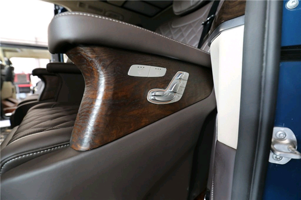 奔驰V250销售电话：13389982878刘经理