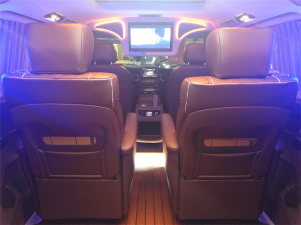 奔驰V250销售电话：13389982878刘经理