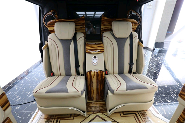 奔驰V250销售电话：13389982878刘经理