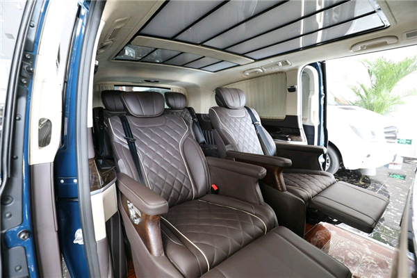 奔驰V250销售电话：13389982878刘经理