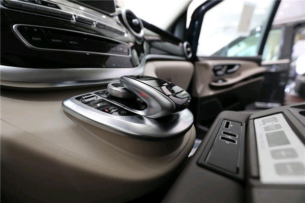 奔驰V250销售电话：13389982878刘经理