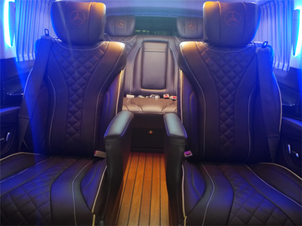 奔驰V250销售电话：13389982878刘经理