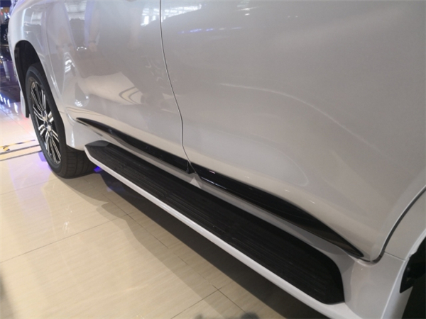 雷克萨斯LX570销售电话：13389982878刘经理