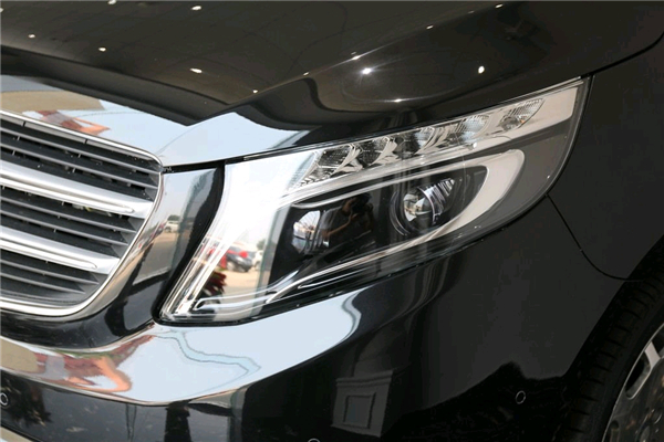 奔驰V250销售电话：13389982878刘经理