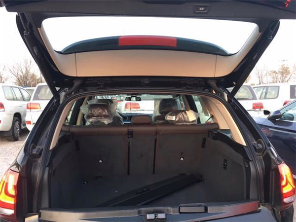 宝马X5柴油版销售电话：13389982878刘经理