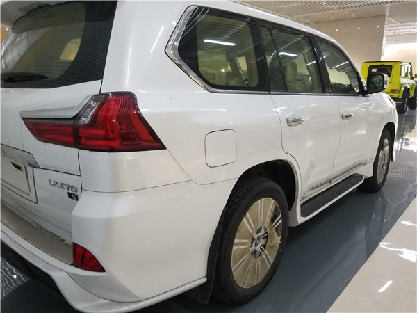 雷克萨斯LX570销售电话：13389982878刘经理