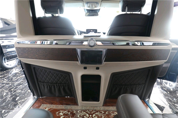 奔驰V250销售电话：13389982878刘经理