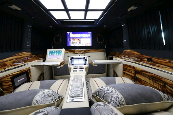 奔驰V250销售电话：13389982878刘经理