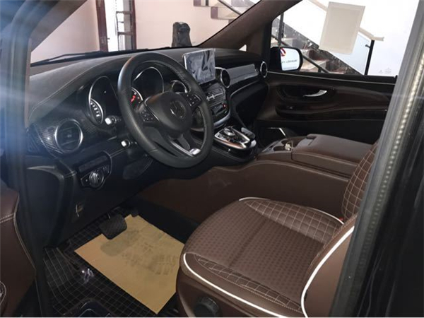 奔驰V250销售电话：13389982878刘经理